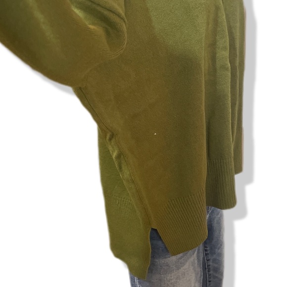 Front seam, side split sweater. - Picture 8 of 8